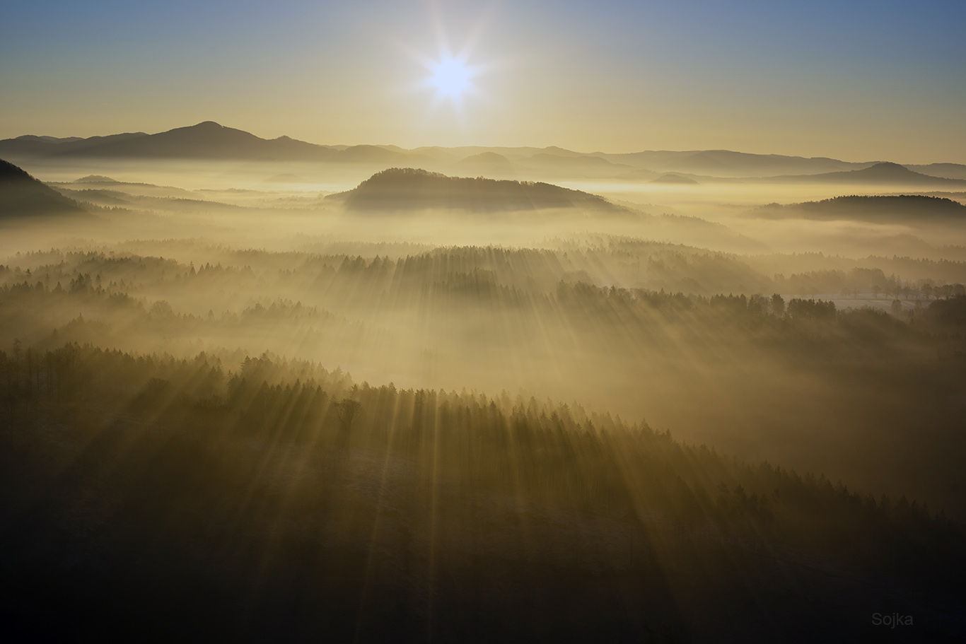 Krajina se světlem a mlhou