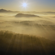 Krajina se světlem a mlhou